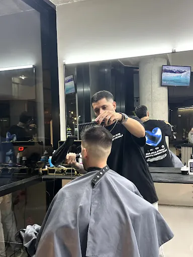 Estación de corte y arreglo en GOAT Barbería, Montevideo
